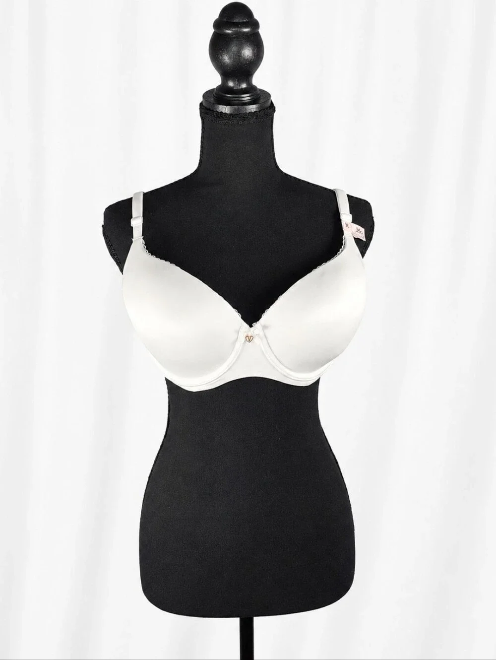 👚 NWT Victoria’s Secret White Smooth Underwire Bra Molded Cups Heart Charm 36D